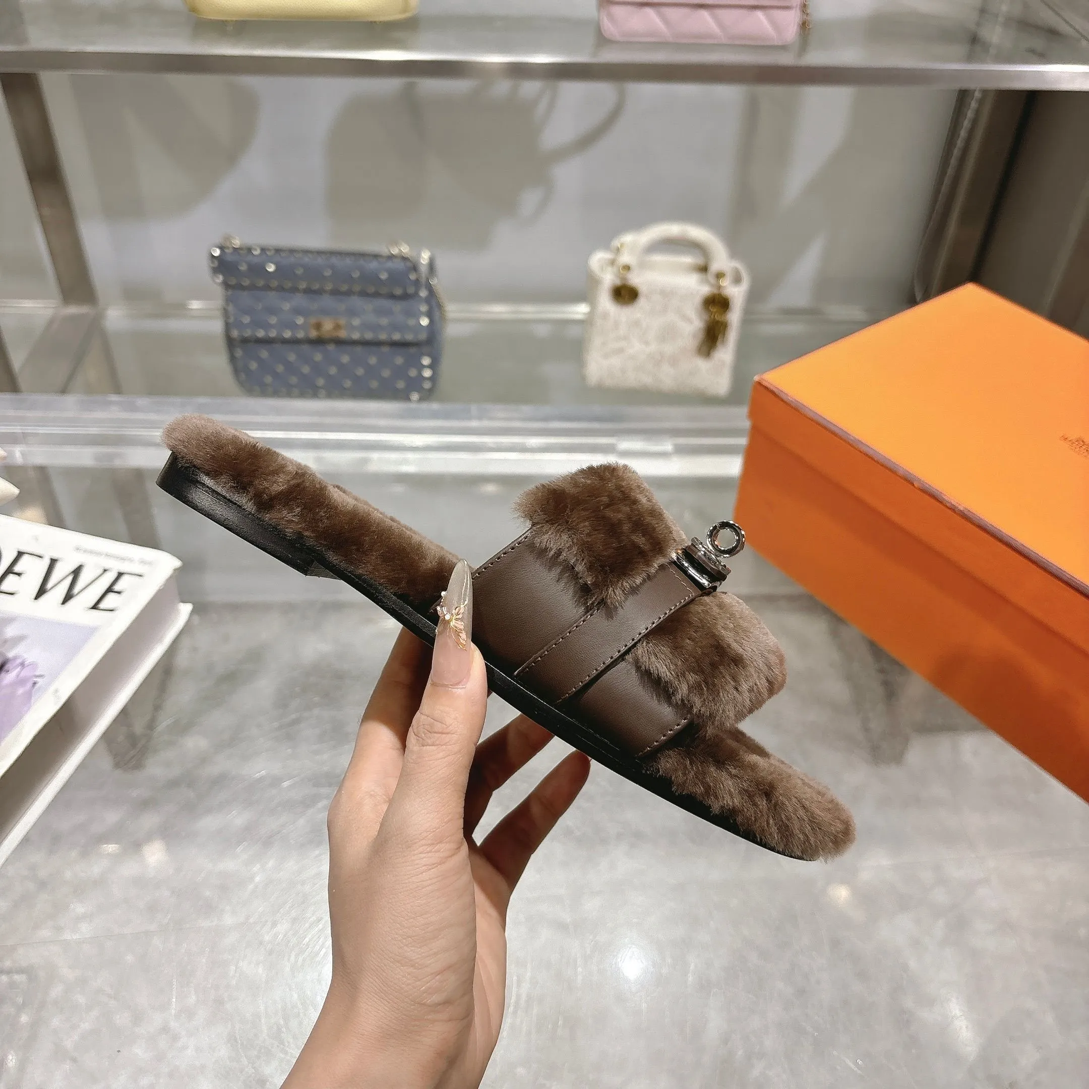 👟👟Ex-factory price 500👟👟 Purchasing agent level Hermes Hermès second uncle hair slippers are in stock all year round. 2025 new and new colors official website, Xiaohongshu synchronizes the latest color matching Hermès hot models are hot online, upgraded workmanship, high quality! Fashionable small wool H-trailers, autumn and winter style flat-soled wool mop, can be customized without standard, non-refundable and non-exchangeable. Fabric: Imported lamb's roll real wool. Lining: Imported lamb's roll real wool. Outsole: Genuine leather outsole. Size: 35-43, [Note: 41, 42, 43 customized]